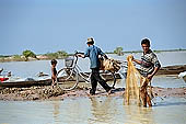 Tonle Sap - Kampong Phluk village - every day life